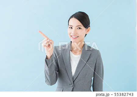 指差しをするスーツ女性 55382743