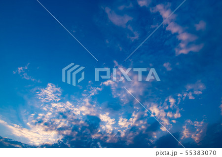 青空と雲 夏の日暮れ前　c 55383070