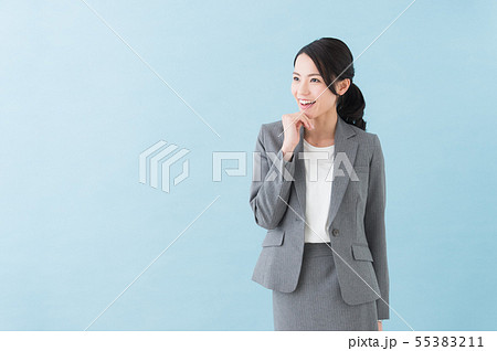 代女性 グレースーツの写真素材