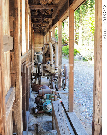 春の世界遺産五箇山菅沼合掌造り集落　古い消防ポンプ 55383818