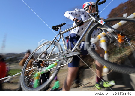 階段を駆け上がる　自転車レース（シクロクロス　愛知県 日進市 愛知牧場） 55385340