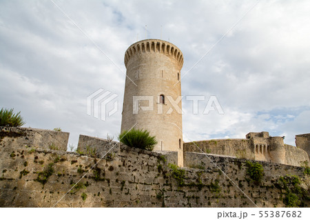 マヨルカ島の石造りの城　ベルベル城の円柱の塔 55387682