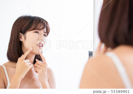 asian woman with acne prone 55389901
