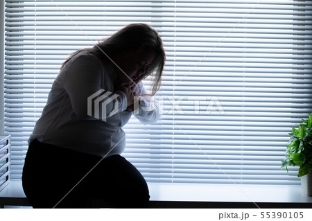 woman feel heart attack 55390105