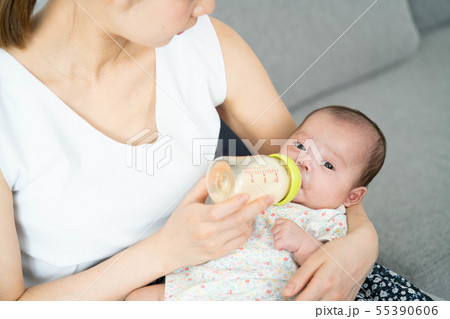 赤ちゃん 授乳 哺乳瓶 ミルク 飲むの写真素材