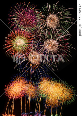 花火 打ち上げ花火 夏の風物詩 夏イメージの写真素材
