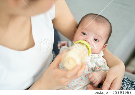 赤ちゃん 授乳 哺乳瓶 ミルク 飲むの写真素材