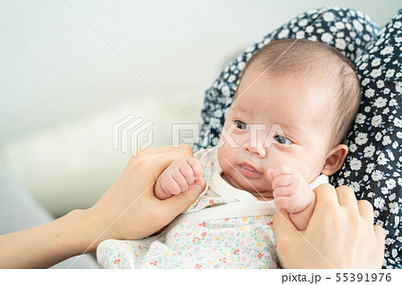 赤ちゃん 乳児 2ヶ月の写真素材