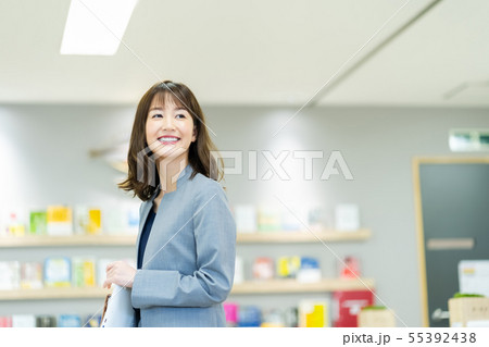 ビジネスウーマン ビジネスイメージ 女性社員 ビジネスウーマン ビジネスイメージ 女性社員 55392438
