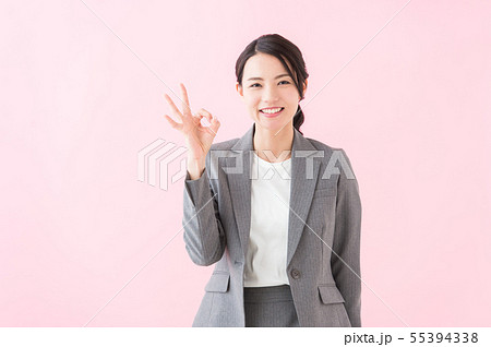 OKポーズをする20代女性の写真 55394338