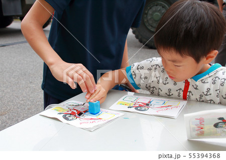 スタンプラリーに参加する子供 55394368