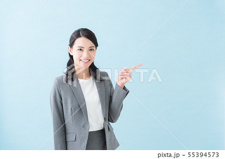 紹介をする女性のポートレート 55394573