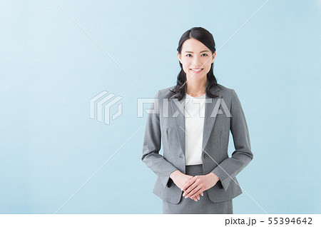 代女性 グレースーツの写真素材