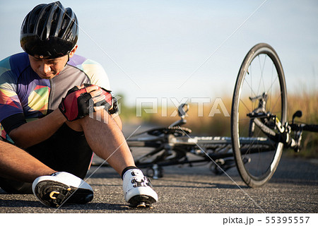 Bike injuries. Man cyclist fell fell off road bike 55395557