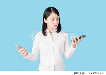 スマホを比較する女性 55396174