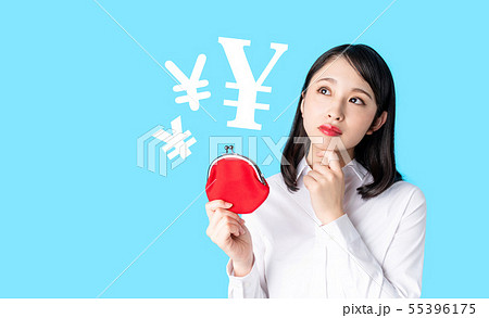 財布を持つ女性 財布を持つ女性 55396175
