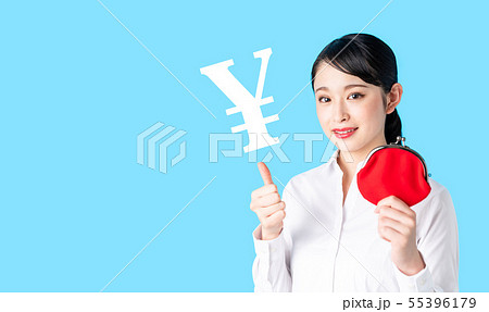 財布を持つ女性 財布を持つ女性 55396179