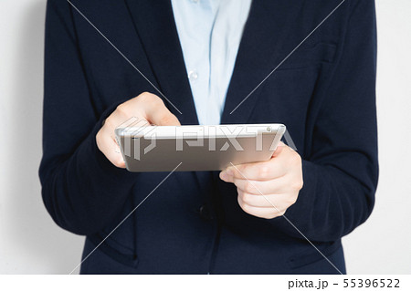 タブレットを持つ 女性 タブレットを持つ 女性 55396522