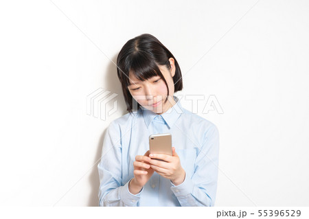 スマホを持つ 女性 スマホを持つ 女性 55396529