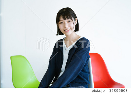 くつろぐ　女性 55396603