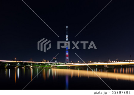 アメリカ合衆国の国旗をイメージした特別ライティングのスカイツリーと桜橋の夜景 アメリカ合衆国の国旗をイメージした特別ライティングのスカイツリーと桜橋の夜景 55397392