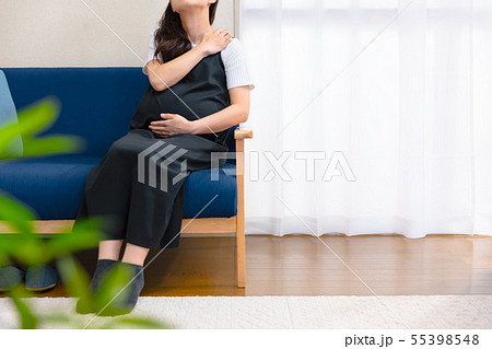 肩こりに悩む妊婦 肩こりに悩む妊婦 55398548