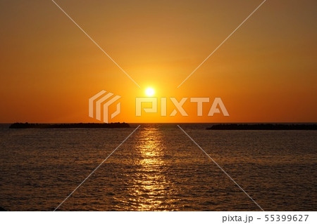 新潟県 出雲崎魚港 海 日本海 釣り 朝日 夕日 水平線 の写真素材