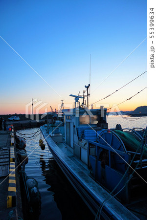 新潟県　出雲崎魚港　海　日本海　釣り　朝日　夕日　水平線 　 55399634