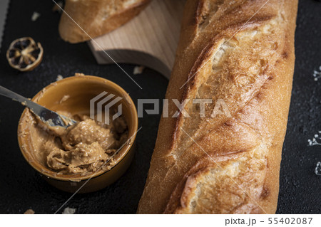 フランスパンとピーナツバター 55402087