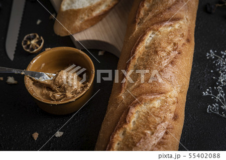 フランスパンとピーナツバター 55402088