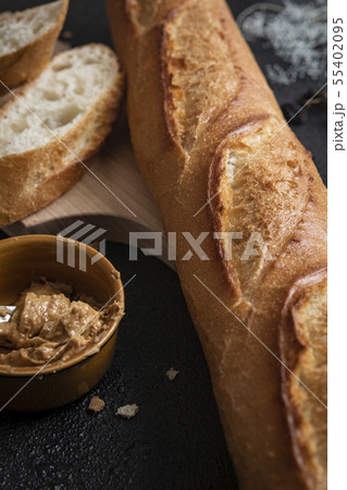 フランスパンとピーナツバター 55402095