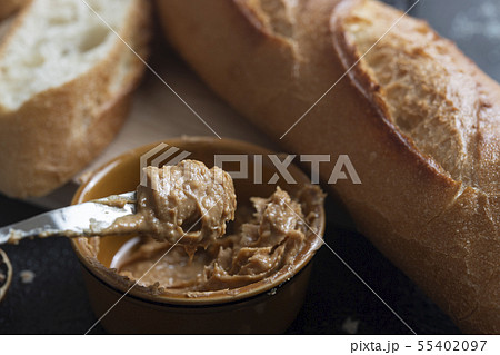 フランスパンとピーナツバター 55402097