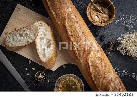 フランスパンと蜂蜜とピーナツバター 55402133