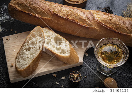 フランスパンと蜂蜜とピーナツバター 55402135
