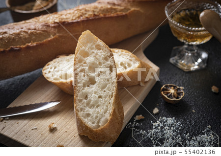 フランスパンと蜂蜜とピーナツバター フランスパンと蜂蜜とピーナツバター 55402136