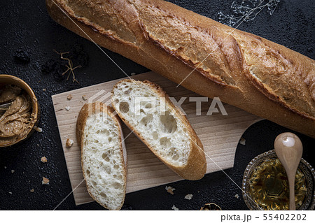 フランスパンと、蜂蜜と、ピーナツバター フランスパンと、蜂蜜と、ピーナツバター 55402202
