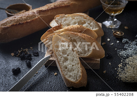 フランスパンと、蜂蜜と、ピーナツバター 55402208