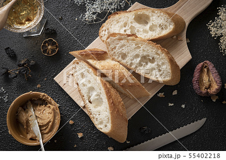 フランスパンと、蜂蜜と、ピーナツバター 55402218