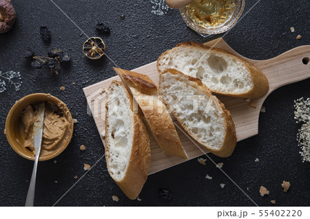 フランスパンと、蜂蜜と、ピーナツバター 55402220
