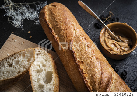 フランスパンと、ピーナッツバター 55410225