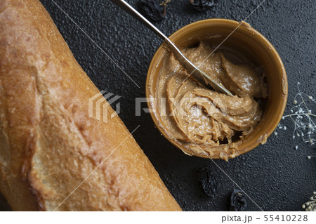 ピーナッツバターとフランスパン 55410228