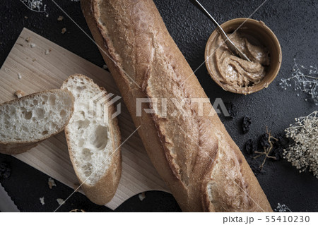 フランスパンとピーナッツバター 55410230