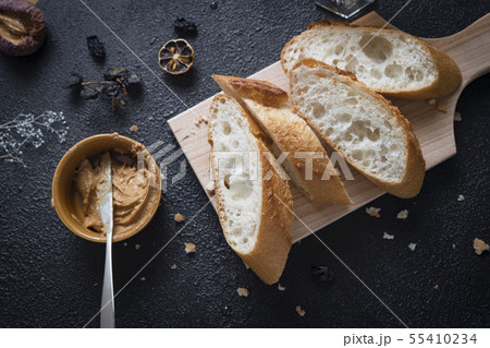 ピーナッツバターとフランスパン 55410234