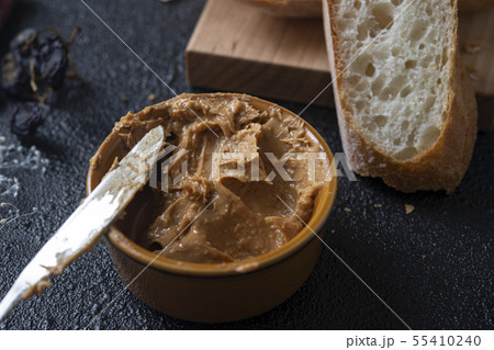 ピーナッツバターとフランスパン 55410240