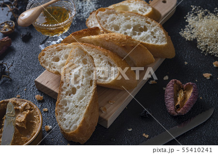 カットしたフランスパン 55410241