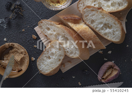 カットしたパンと、ピーナッツバター 55410245