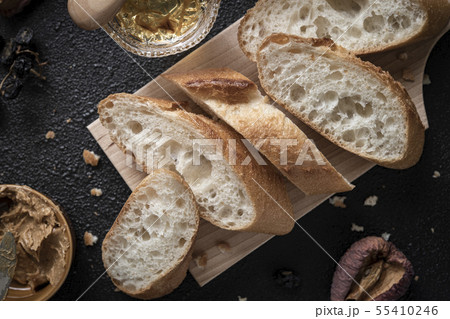 パンと木製のカッティングボード 55410246