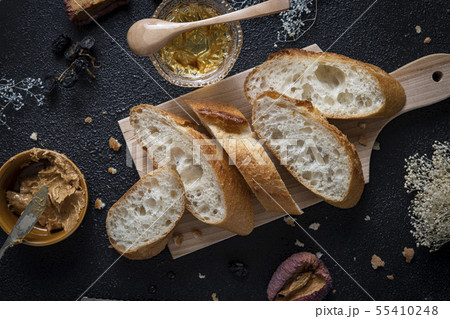 バゲットとピーナッツバター 55410248