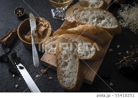 バゲットとピーナッツバター 55410251