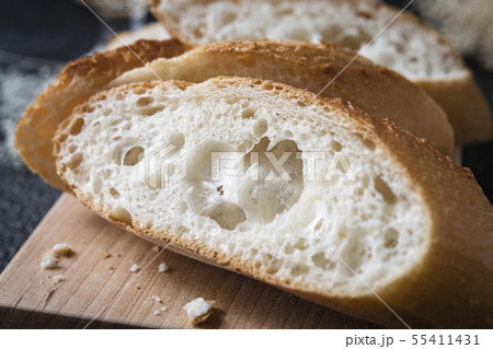 カットしたフランスパンの写真素材